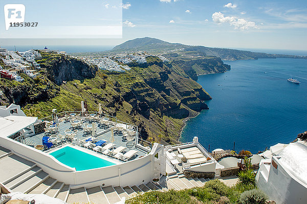 Blick auf den Pool und das Meer des Hotels  Oia  Santorin  Griechenland