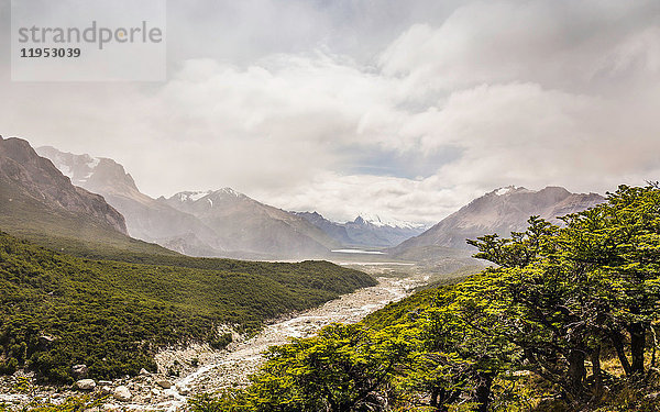 Bach  der durch ein Bergtal im Los Glaciares-Nationalpark fließt  Patagonien  Argentinien