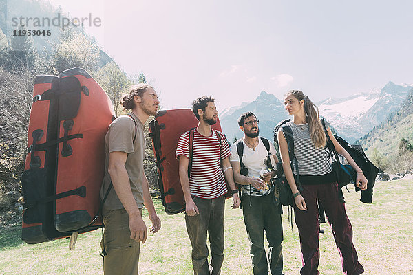 Erwachsene Boulderfreunde wandern durch ein Bergtal  Lombardei  Italien