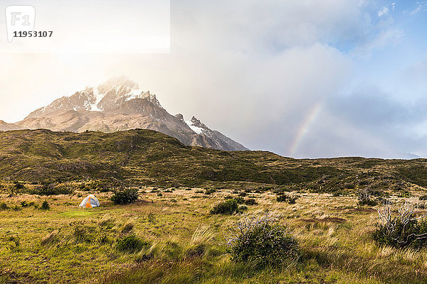 Berglandschaft mit Zelt und Regenbogen  Nationalpark Torres del Paine  Chile