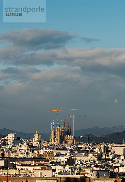Stadtbildansicht mit Sagrada Familia und Baukränen  Barcelona  Spanien