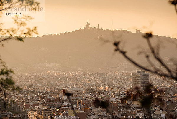 Erhöhter Blick auf das Stadtbild des Tibidabo vom Montjuic  Barcelona  Spanien