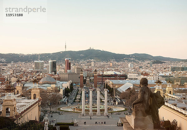 Erhöhte Ansicht des Stadtbildes mit Plaza de las Cascadas  Barcelona  Spanien