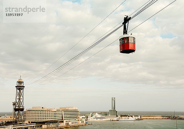 Erhöhte Ansicht des Hafens und der Seilbahn  Barcelona  Spanien