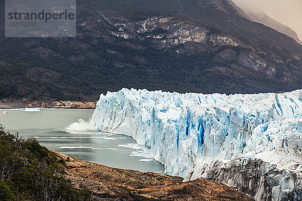 Seitenansicht des Perito-Moreno-Gletschers und des Argentino-Sees  Los Glaciares-Nationalpark  Patagonien  Chile