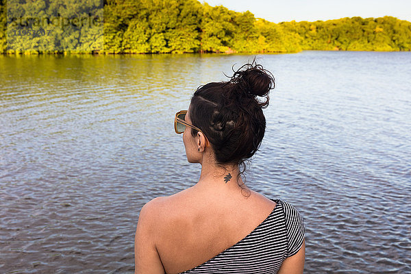 Frau auf dem Seeweg  Fortaleza  Ceara  Brasilien  Südamerika