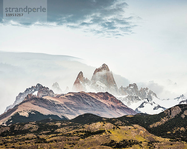Blick auf das Fitz-Roy-Gebirge im Los Glaciares-Nationalpark  Patagonien  Argentinien