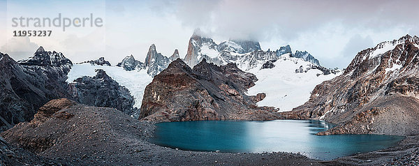 Panorama von niedrigen Wolken über dem Fitz Roy-Gebirge und der Laguna de los Tres im Los Glaciares-Nationalpark  Patagonien  Argentinien