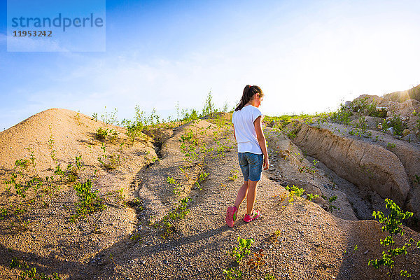 Teenager-Mädchen schaut auf Steinbruch