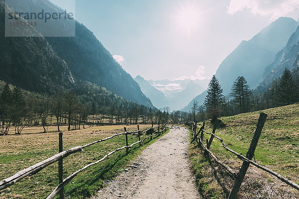 Landschaft mit Talschotterpiste und Bergen  Mello  Lombardei  Italien