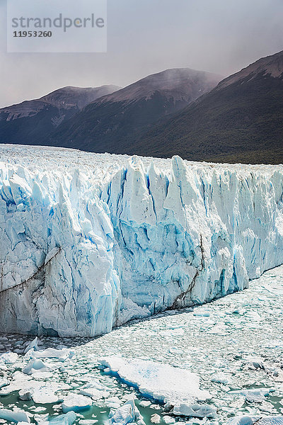 Blick auf den Perito-Moreno-Gletscher und niedrige Wolken über den Bergen  Los Glaciares-Nationalpark  Patagonien  Chile