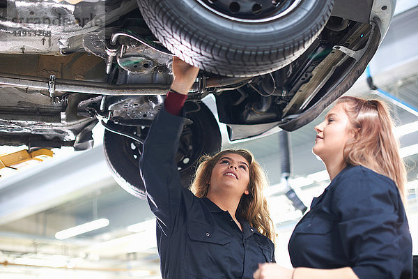 Studenten der Autowartungsklasse