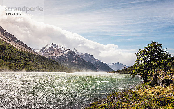 Nebliger Fluss im Gebirgstal im Los Glaciares-Nationalpark  Patagonien  Argentinien
