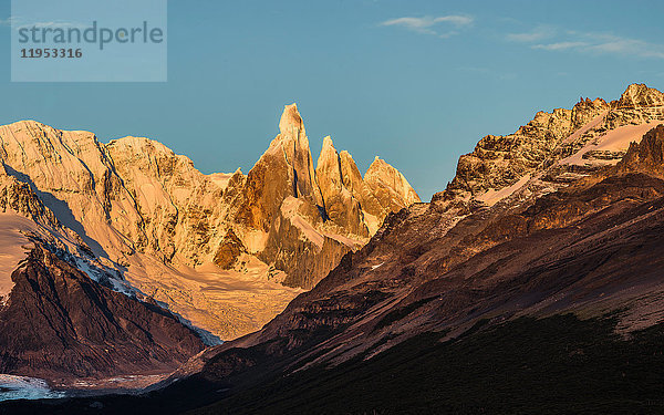 Blick auf das Cerro-Torre-Gebirge vor blauem Himmel  Los Glaciares-Nationalpark  Patagonien  Argentinien