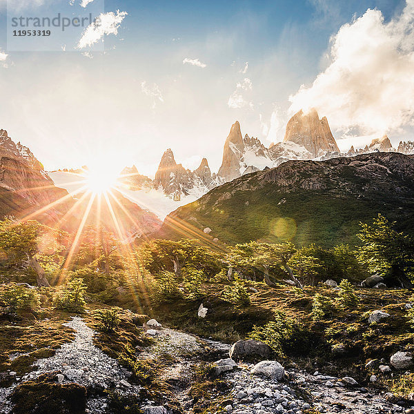 Sonnenbeschienenes Tal und Fitz Roy-Gebirge im Los Glaciares-Nationalpark  Patagonien  Argentinien