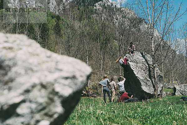 Erwachsene Boulderfreunde klettern Boulder  Lombardei  Italien