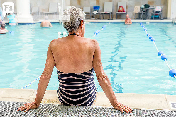 Ältere Frau am Pool