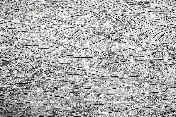 Vollformatige Nahaufnahme von strukturiertem  grau verwittertem Holz.