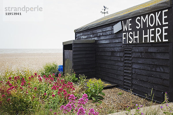Außenansicht eines braunen hölzernen Fischladens an der Küste von Suffolk.