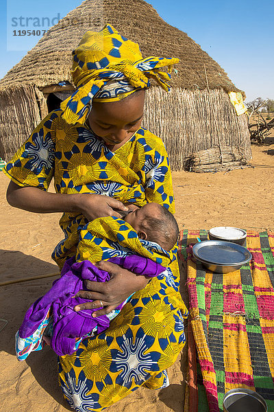 Junge Mutter  die ihr Kind stillt. Senegal.