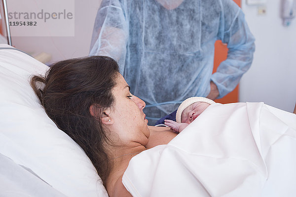 Reportage über Maureen während ihrer zweiten Schwangerschaft. Vaginale Geburt in der Klinik Santa Maria in Nizza  Frankreich. Haut-zu-Haut-Kontakt kurz nach der Geburt.