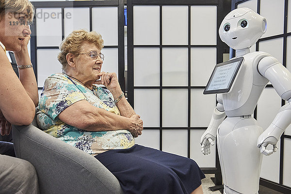 Reportage im Labor U1208 des Inserm  das sich mit Kognitionswissenschaften und der Kommunikation zwischen Roboter und Mensch beschäftigt. Das Team arbeitet mit zwei Robotern. Bei Pepper geht es um das autobiografische Gedächtnis und die Interaktion mit dem Menschen. Dem Roboter wird beigebracht  auf seine Erinnerungen zuzugreifen und ihnen einen Sinn zu geben. Die angestrebte klinische Anwendung ist die Begleitung älterer Menschen und die soziale Interaktion rund um vergangene  gemeinsame Erfahrungen. Die durchgeführten Tests folgen einem festgelegten Protokoll: Der erste Kontakt zwischen der älteren Person und dem Roboter erfolgt über einen vorprogrammierten Dialog  der von den Freunden und der Familie der Person erstellt wurde  um die Beziehung zu beginnen. Es folgt die Interaktion und dann die Bewertung  ein Dialog zwischen dem Roboter und dem Menschen über die gemeinsam verbrachte Zeit. Diese Arbeit wurde auf dem Kongress in Lissabon im August 2017 vorgestellt. Pepper und Madeleine  ein Testmensch  interagieren und kommunizieren.