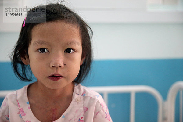 Das Herzinstitut bietet vietnamesischen Patienten  die an Herzkrankheiten leiden  eine hochwertige Versorgung. Kind im Krankenhaus. Ho-Chi-Minh-Stadt. Vietnam.