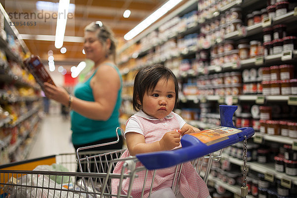11 Monate altes Baby im Supermarkt.