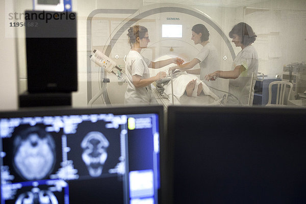 Reportage in einem medizinischen Bildgebungsdienst in einem Krankenhaus in Savoie  Frankreich. MRT-Scan.