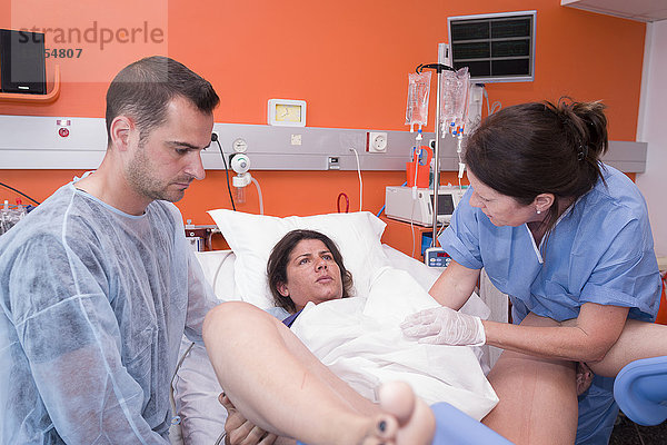 Reportage über Maureen während ihrer zweiten Schwangerschaft. Vaginale Geburt in der Klinik Santa Maria in Nizza  Frankreich.