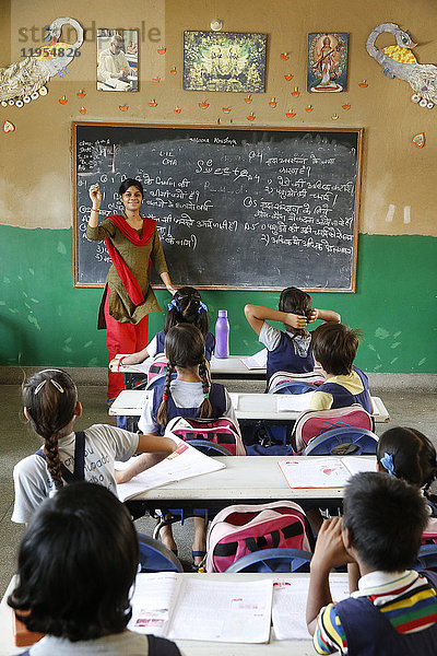 Sandipani Muni Schule für bedürftige Mädchen  geführt von Food for Life Vrindavan. Indien.