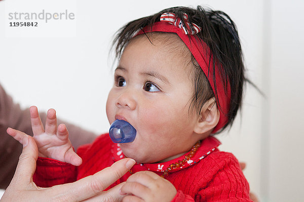 8 Monate altes Baby. Dieses kleine tahitianische Mädchen wurde von Menschen vom französischen Festland adoptiert.