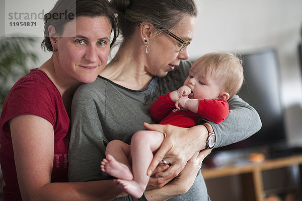 Sophie und Agnes leben seit 11 Jahren als Paar zusammen und wollten eine Familie gründen. Sie sind Mitglieder der französischen Vereinigung APGL (für schwule und lesbische Eltern und zukünftige Eltern). Nach drei Versuchen der künstlichen Befruchtung in Spanien beschlossen sie  es mit IVF zu versuchen. Seit 2015 werden sie von einer Klinik in Gent  Belgien  betreut. Nach einer mehrmonatigen Überwachung und Behandlung fand die IVF im Februar 2016 statt. Sie war erfolgreich und am 17. November 2016 wurde Gael geboren. Im April 2017 ist Gael 5 Monate alt.