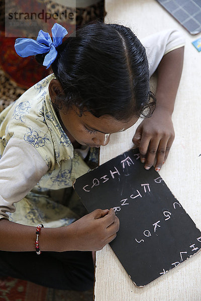 Sandipani Muni Schule für bedürftige Mädchen  geführt von Food for Life Vrindavan. Indien.