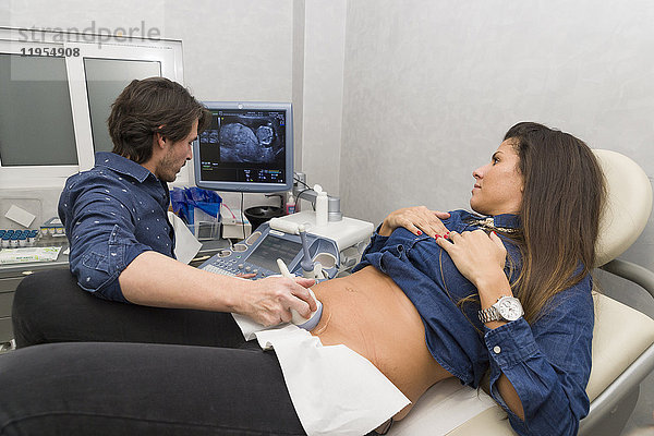 Reportage über Maureen während ihrer zweiten Schwangerschaft. Gynäkologischer Termin am Ende des ersten Trimesters. Ultraschalluntersuchung des Fötus.