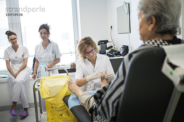 Reportage über die Fußsprechstunde für Diabetiker in einem Krankenhaus in Savoyen  Frankreich. Diese Beratungen werden von einem spezialisierten Team durchgeführt und sind der Behandlung und Nachsorge von Fußverletzungen bei Diabetikern gewidmet. Der Fußpfleger führt die Behandlung durch.