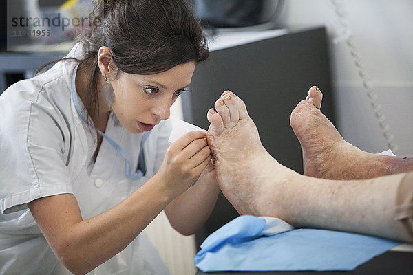 Reportage über die Fußsprechstunde für Diabetiker in einem Krankenhaus in Savoyen  Frankreich. Diese Beratungen werden von einem spezialisierten Team durchgeführt und sind der Behandlung und Nachsorge von Fußverletzungen bei Diabetikern gewidmet. Die Krankenschwester misst die Läsionen.