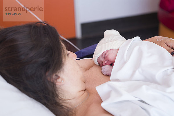 Reportage über Maureen während ihrer zweiten Schwangerschaft. Vaginale Geburt in der Klinik Santa Maria in Nizza  Frankreich. Haut-zu-Haut-Kontakt kurz nach der Geburt.