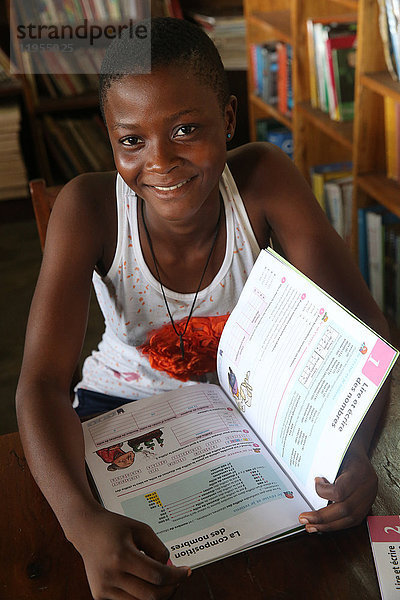 Afrikanische Schule unter der Schirmherrschaft der französischen NRO La Chaine de l'Espoir . Die Bibliothek. Lome. Togo.