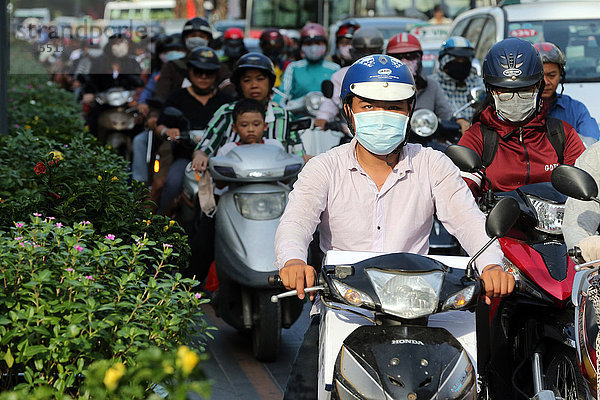 Motorräder auf der Straße von Saigon. Vietnam.