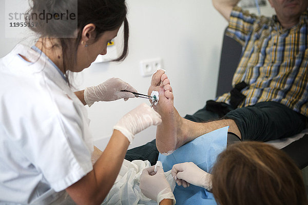 Reportage über die Fußsprechstunde für Diabetiker in einem Krankenhaus in Savoyen  Frankreich. Diese Sprechstunden werden von einem spezialisierten Team durchgeführt und sind der Behandlung und Nachsorge von Fußverletzungen bei Diabetikern gewidmet. Die Krankenschwester führt die Behandlung durch.