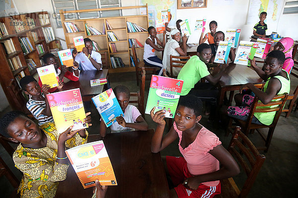 Afrikanische Schule. Kinder  die von der französischen Nichtregierungsorganisation La Chaine de l'Espoir unterstützt werden. Die Bibliothek. Lome. Togo.