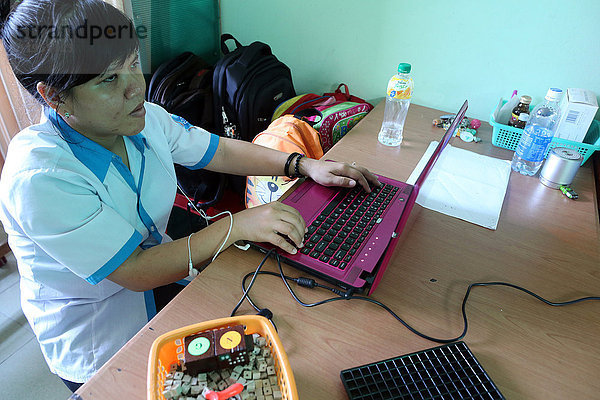 Vietnam. Zentrum für blinde Kinder. Mädchen benutzt einen Computer.