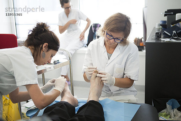 Reportage über die Fußsprechstunde für Diabetiker in einem Krankenhaus in Savoyen  Frankreich. Diese Beratungen werden von einem spezialisierten Team durchgeführt und sind der Behandlung und Nachsorge von Fußverletzungen bei Diabetikern gewidmet. Die Krankenschwester und der Fußpfleger führen die Behandlung durch.
