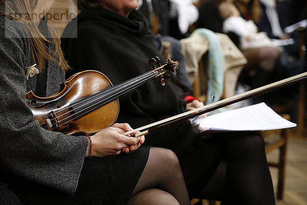 Geigenspieler in einer Kirche. Frankreich.