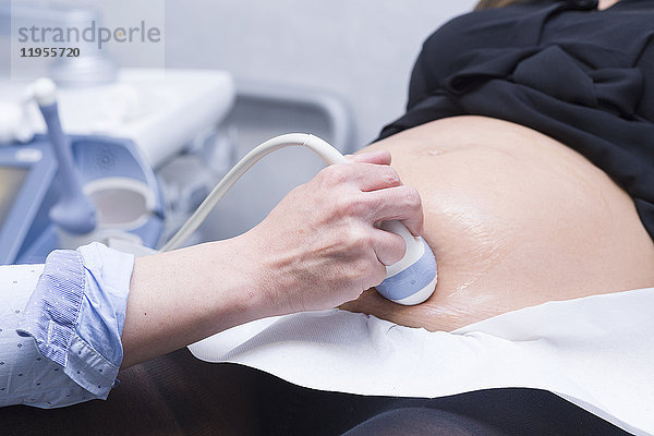 Reportage über Maureen während ihrer zweiten Schwangerschaft. Termin in der Gynäkologie: Ultraschall des Fötus im zweiten Trimester.