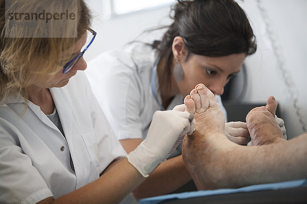 Reportage über die Fußsprechstunde für Diabetiker in einem Krankenhaus in Savoyen  Frankreich. Diese Sprechstunden werden von einem spezialisierten Team durchgeführt und sind der Behandlung und Nachsorge von Fußverletzungen bei Diabetikern gewidmet. Die Krankenschwester und der Fußpfleger führen die Behandlung durch.