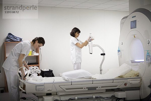 Reportage in einem medizinischen Bildgebungsdienst in einem Krankenhaus in Savoie  Frankreich. Zwei Techniker bereiten den MRT-Scanraum vor.