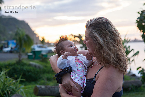Reportage über ein französisches Ehepaar vom Festland  das auf Tahiti eine fa'a'amu-Adoption durchführt. Lea und ihre Adoptivmutter.