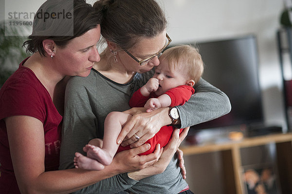 Sophie und Agnes leben seit 11 Jahren als Paar zusammen und wollten eine Familie gründen. Sie sind Mitglieder der französischen Vereinigung APGL (für schwule und lesbische Eltern und zukünftige Eltern). Nach drei Versuchen der künstlichen Befruchtung in Spanien beschlossen sie  es mit IVF zu versuchen. Seit 2015 werden sie von einer Klinik in Gent  Belgien  betreut. Nach einer mehrmonatigen Überwachung und Behandlung fand die IVF im Februar 2016 statt. Sie war erfolgreich und am 17. November 2016 wurde Gael geboren. Im April 2017 ist Gael 5 Monate alt.